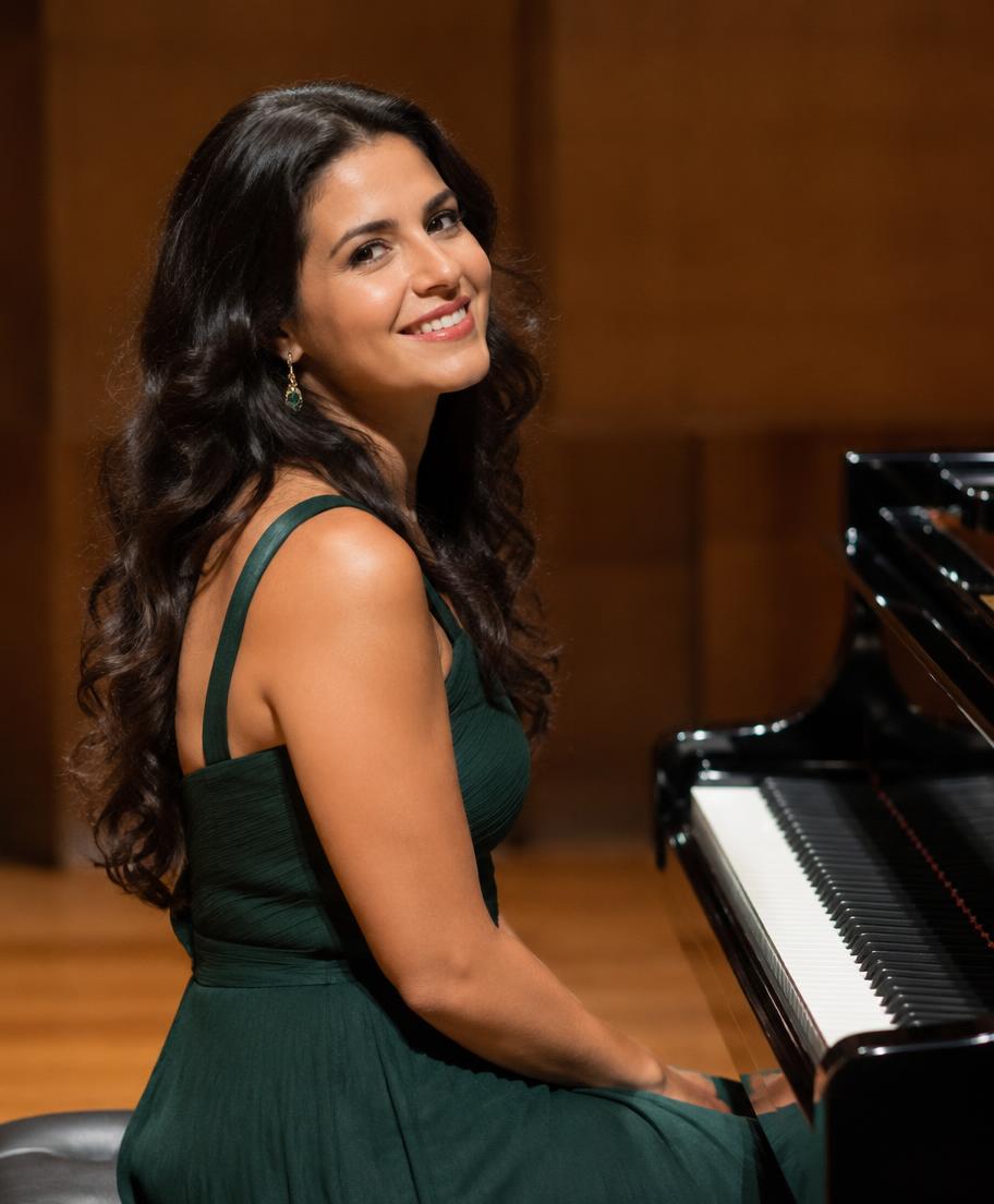Anna Adoracion ao piano (foto ilustrativa)